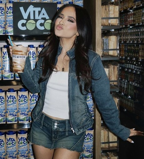 Becky G modelo atractivo foto