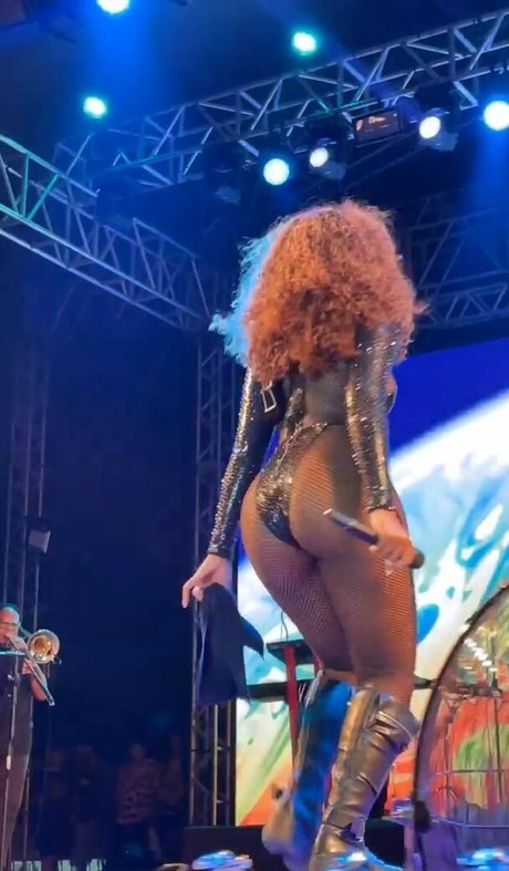 Iza Cantora hermosa estrella galerías