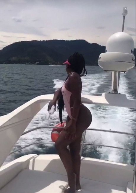 Iza Cantora star du porno en haute qualité photos