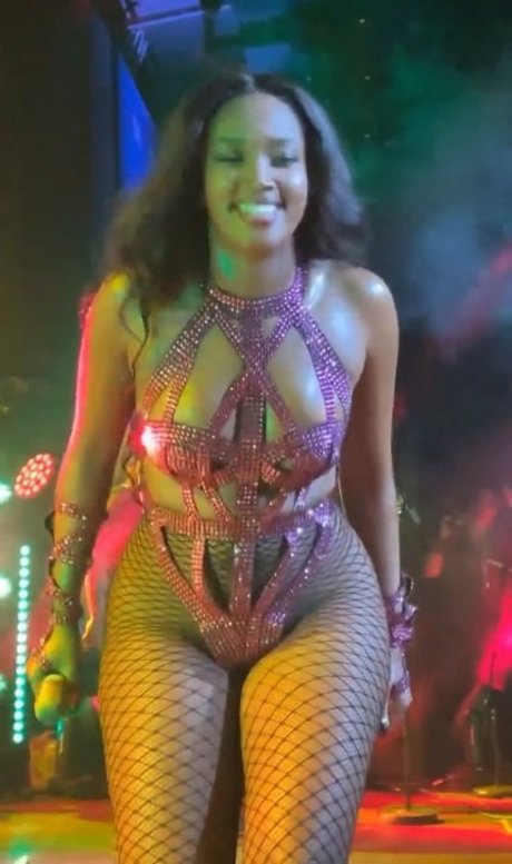 Iza Cantora hermosa estrella porno foto