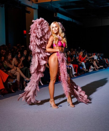 Danielle Moinet perfect model pics