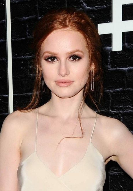 Madelaine Petsch desnudos de estrellas porno foto