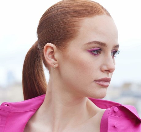 Madelaine Petsch hermosa estrella porno fotos