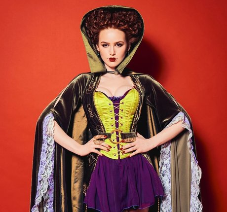 Madelaine Petsch estrella caliente galerías