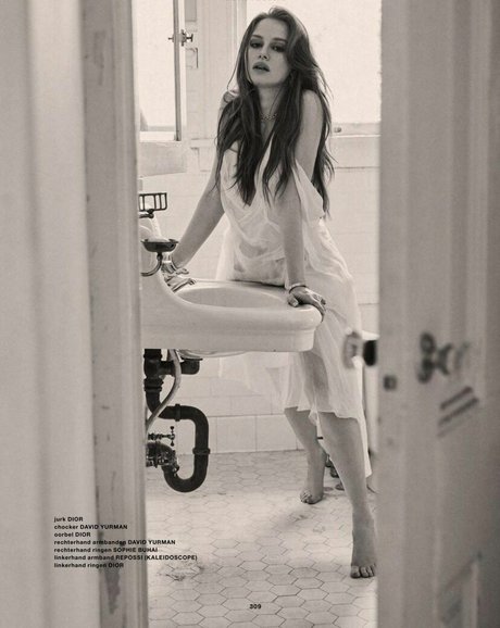 Madelaine Petsch bonita estrella porno foto