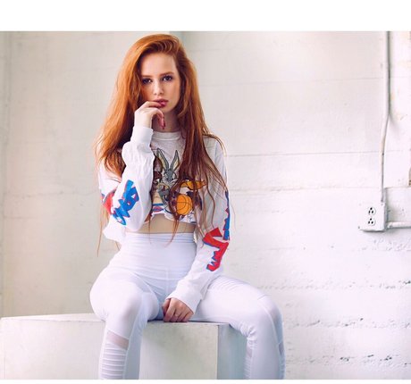 Madelaine Petsch desnudos estrella archivo