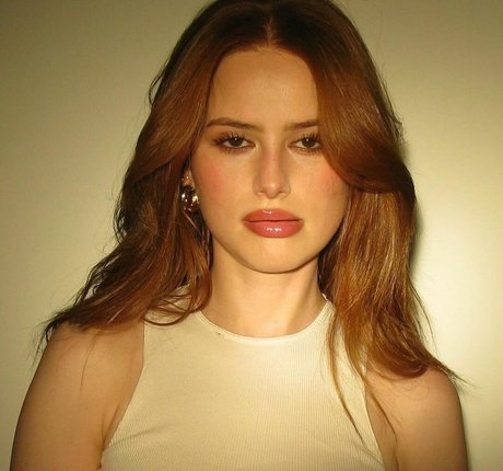 Madelaine Petsch haut étoile photo