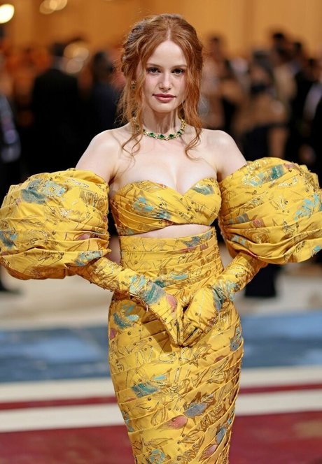 Madelaine Petsch estrella porno del sexo archivo