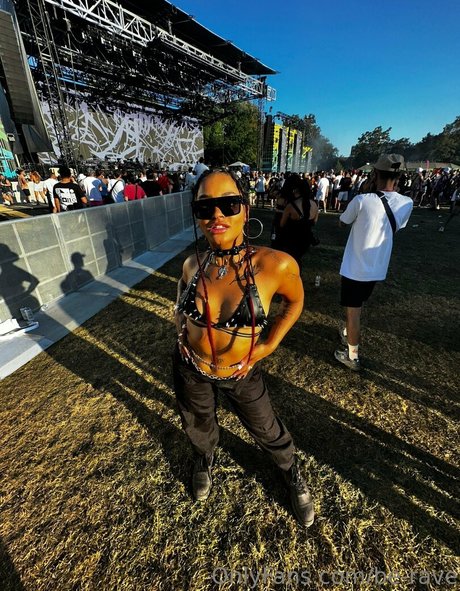 be rave modèle nu photo