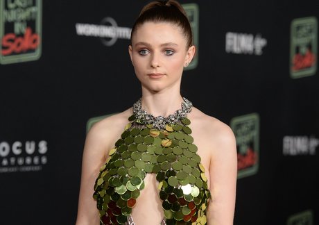 Thomasin Mckenzie modèle adulte galerie