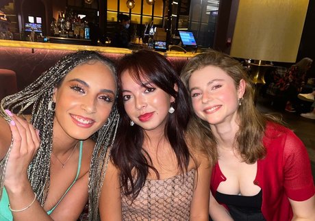 Thomasin Mckenzie xxx étoile des photos