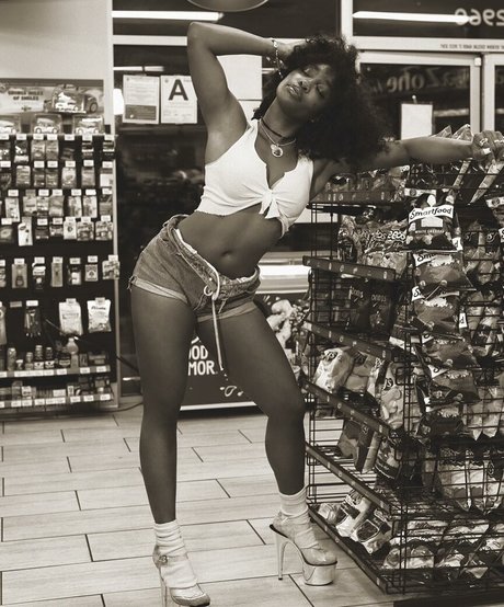 SZA modelo desnudos galerías