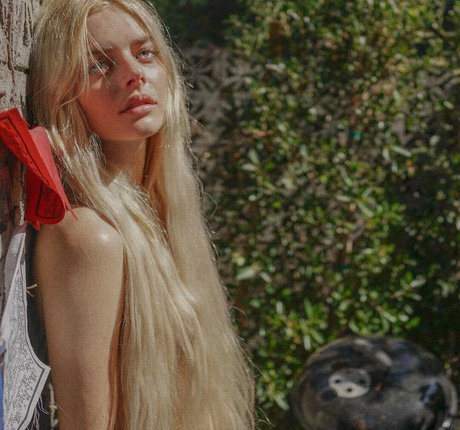 Samara Weaving actriz de desnudos galerías