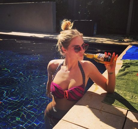 Samara Weaving modelo sexy recopilación