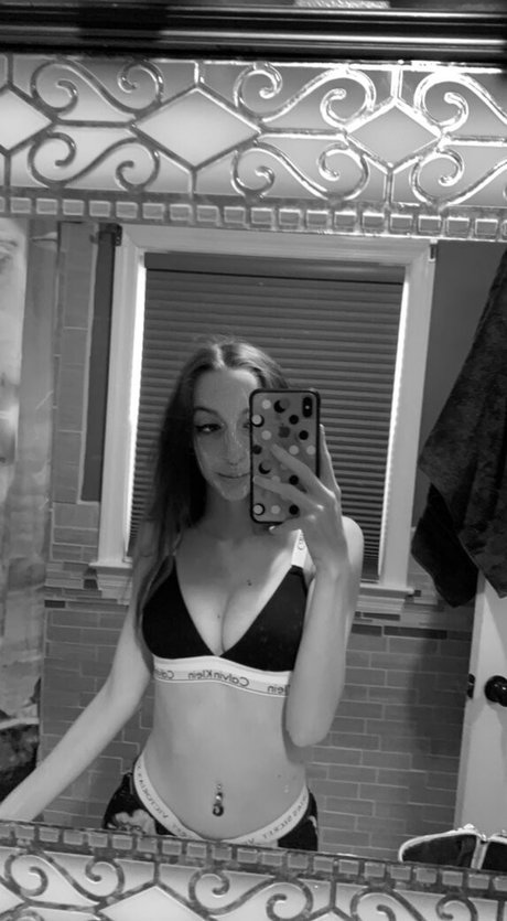 FrontDeskLady pornstar erotic pictures