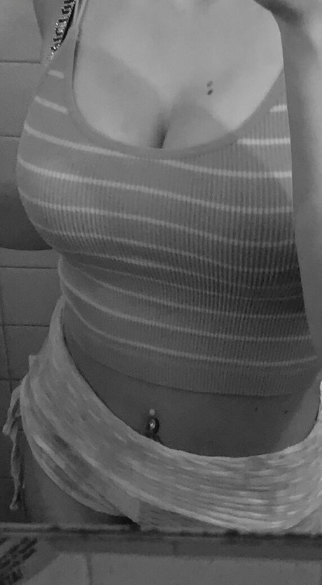 FrontDeskLady star nude pictures