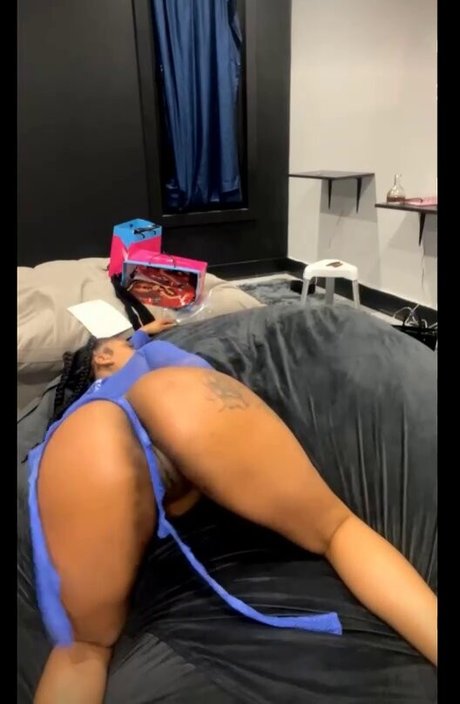 Mizz Twerksum naked model photo