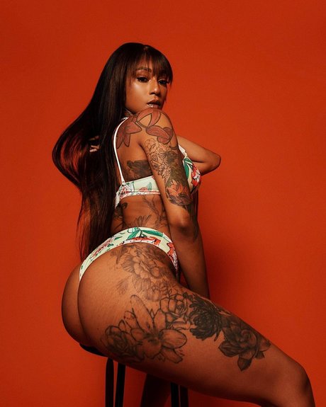 Mizz Twerksum naked pornstar pic
