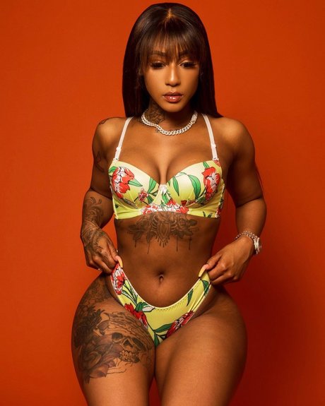 Mizz Twerksum modelo erótico galería