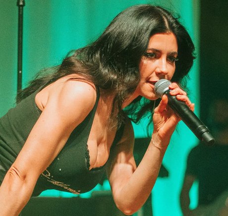 Marina Diamandis modelo desnudo imagen