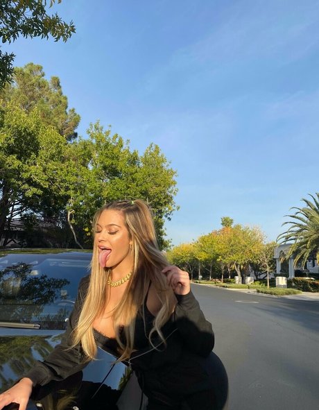 mikahl modelo desnuda imágenes