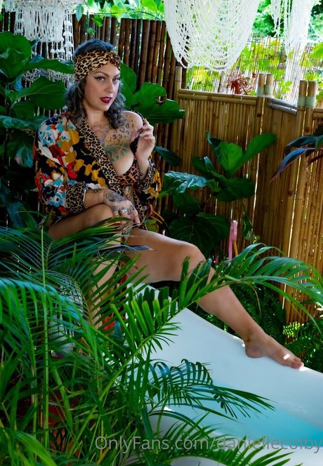 OnlyFans avec des tétons foncés adulte gratuit des photos