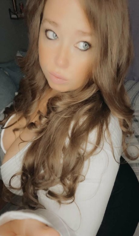 Ivy Mia estrella hermosa imagen