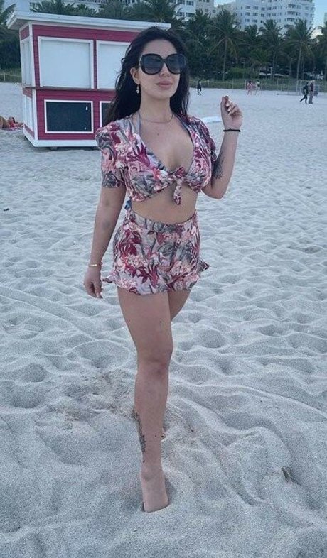 Silvia Iorio estrella porno atractiva galerías