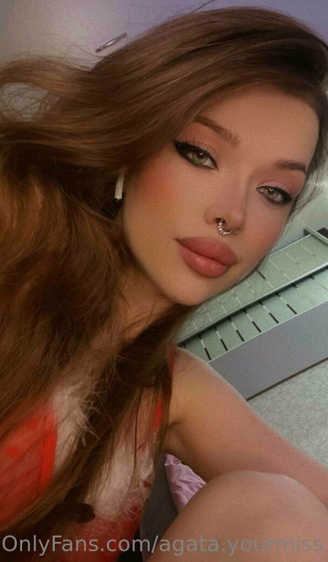 agata yourmiss estrella caliente foto