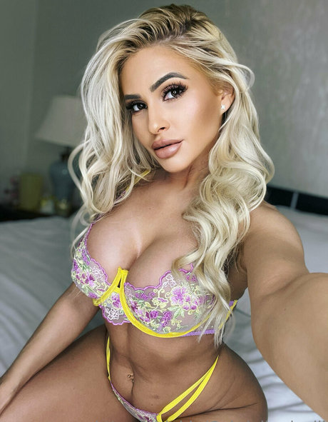 gabrielladeville modelo de arte galerías