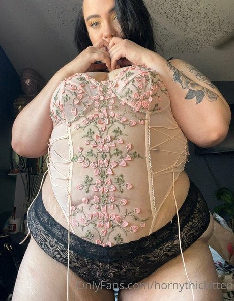 hornythickitten estrella porno atractiva galería