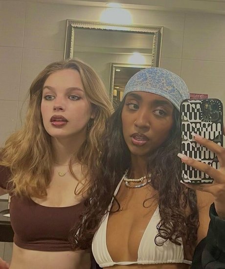 Teagan Croft modèle exclusif photos