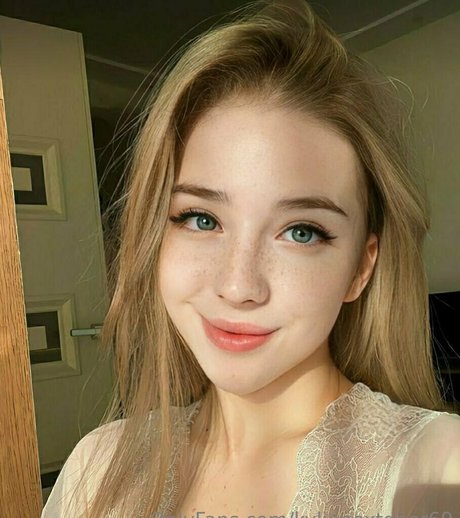 kylienextdoor69 naked pornstar img