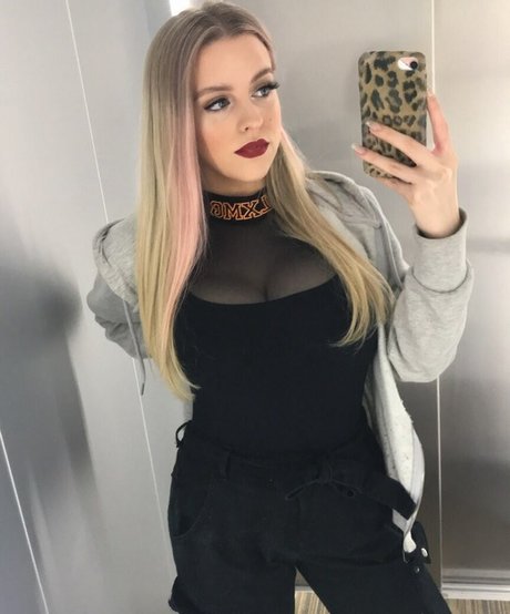 Amber Rose Brightman modèles nus galerie