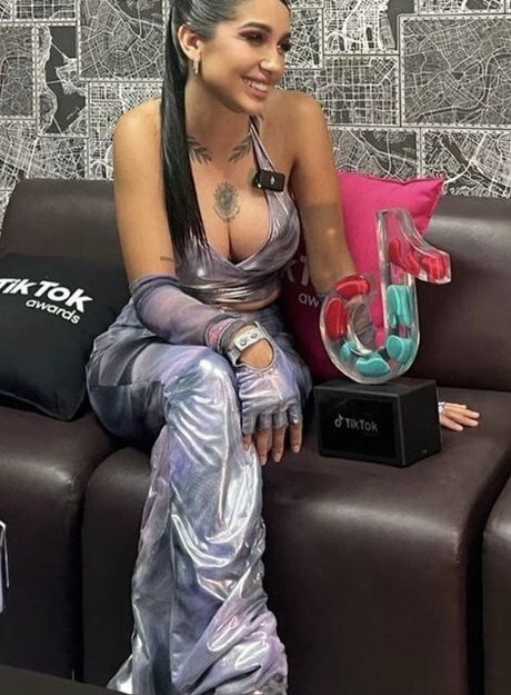 Maria Becerra modelo superior archivo