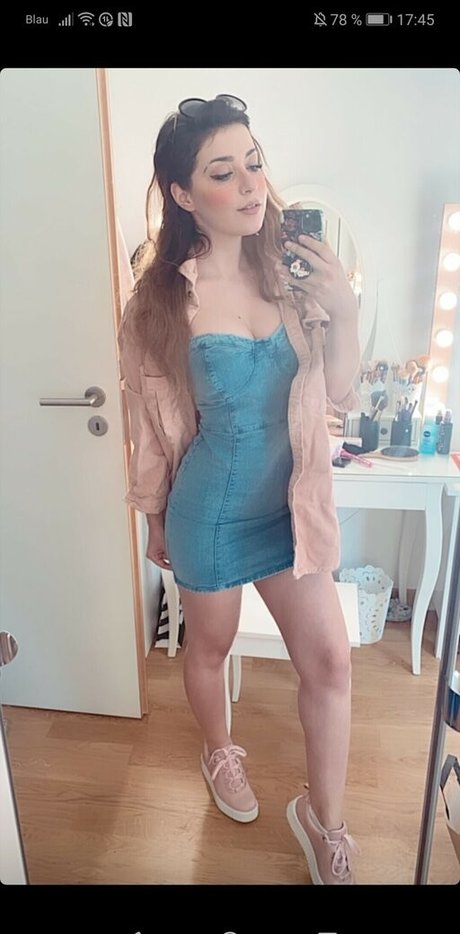 AnniTheDuck model hd pictures