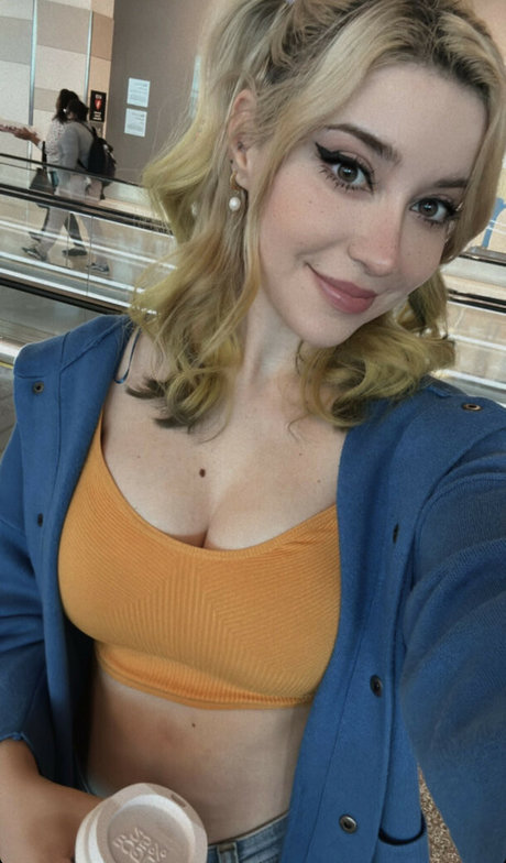 AnniTheDuck model pornographic gallery