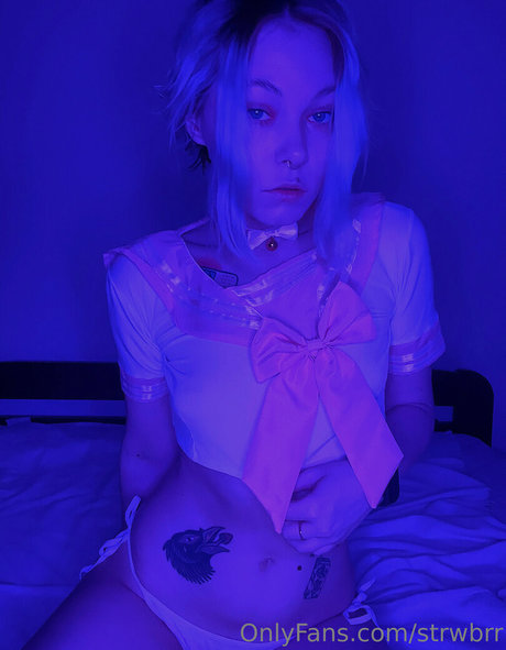 strwbrr hermosa estrella porno foto