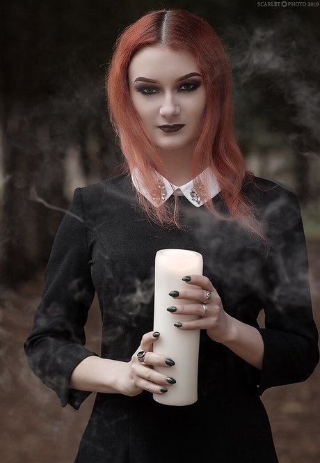 Anya Ichios arte modelo galerías