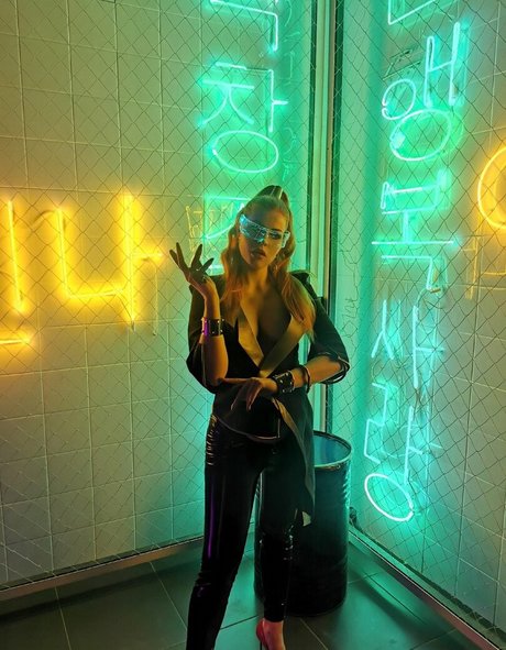 Anya Ichios arte estrella porno galerías