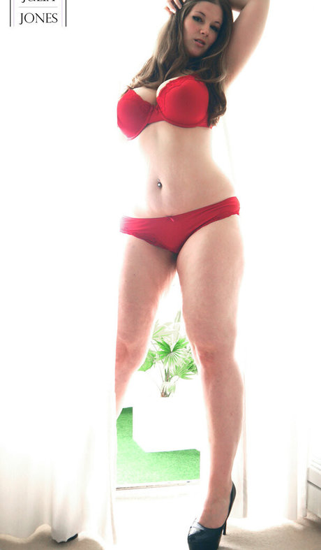 julia jones rocks nus star du porno img