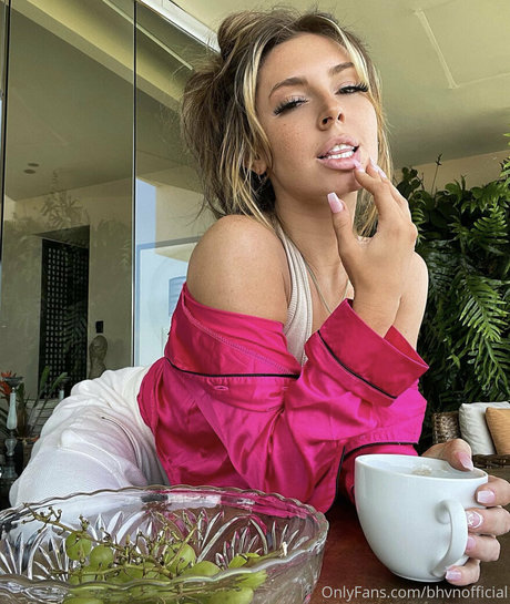 bhvnofficial hermosa actriz imágenes