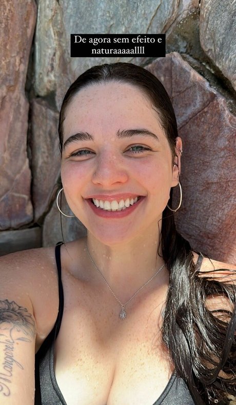 Julia Passos pretty actress photos