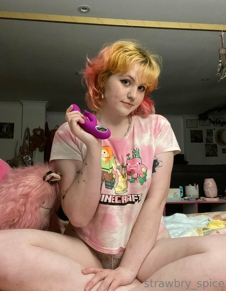 strawbryspice estrella desnuda imágenes