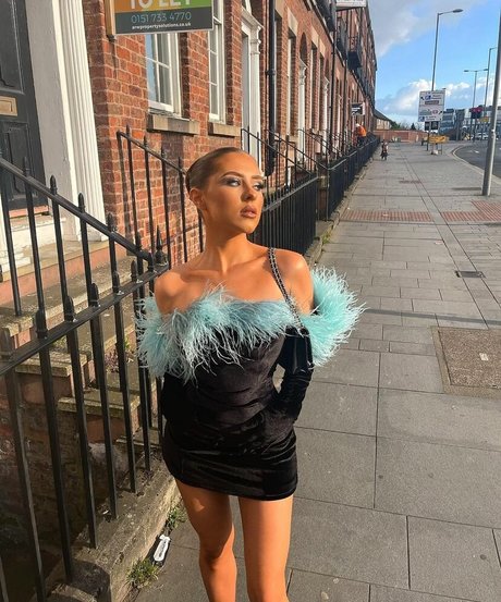 Morgan B naked model photos