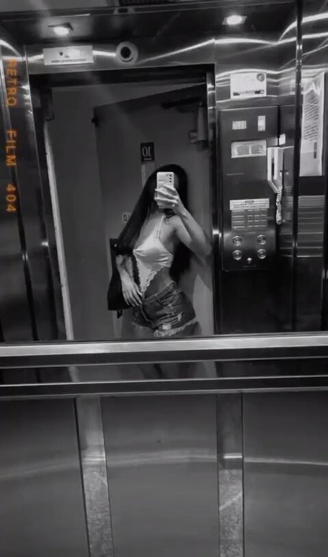 Juju Bellini modèle nu galerie