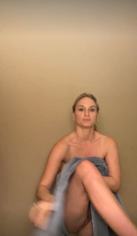Leven Rambin free star picture