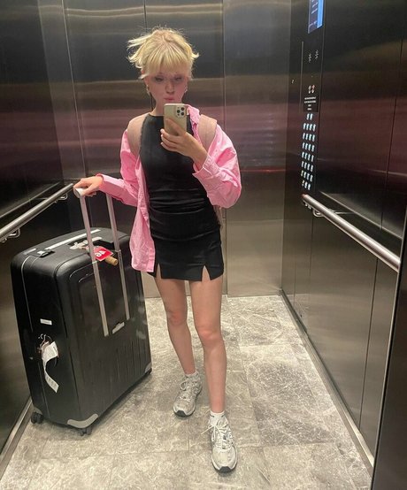 Maisie Peters hermosa estrella porno imágenes