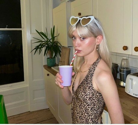 Maisie Peters modèle adulte img