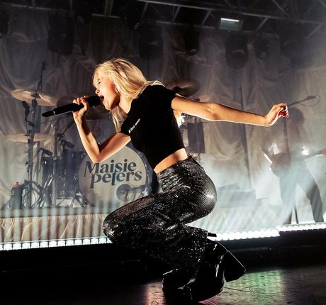 Maisie Peters estrella porno superior imagen